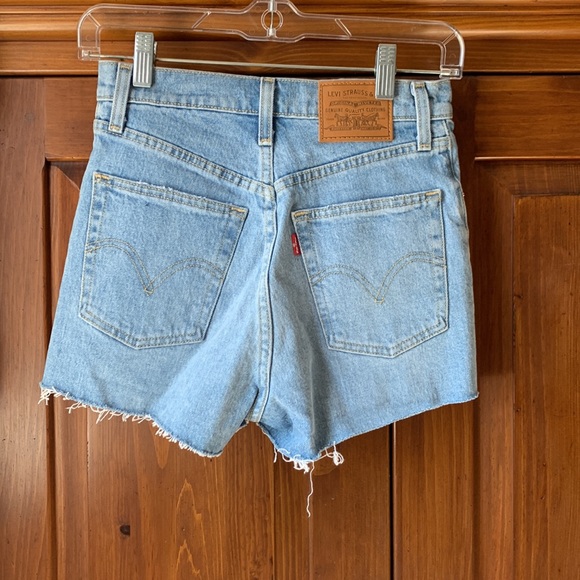Levi’s rib cage high rise denim shorts - Picture 2 of 3